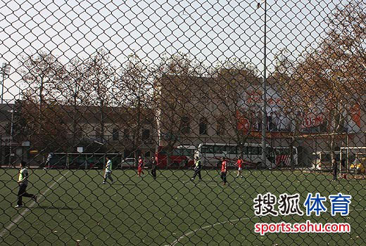  沃尔夫斯堡主场翻新完成，全新草皮获好评